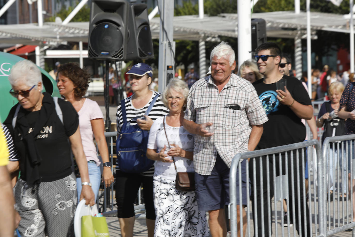 La playa de Poniente ha acogido un nuevo récord en una de las actividades más multitudinarias del verano gijonés.