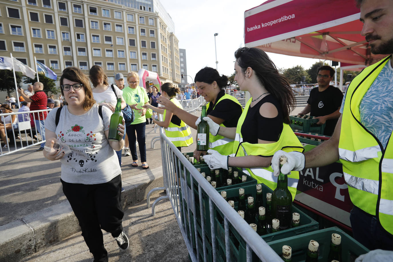 La playa de Poniente ha acogido un nuevo récord en una de las actividades más multitudinarias del verano gijonés.