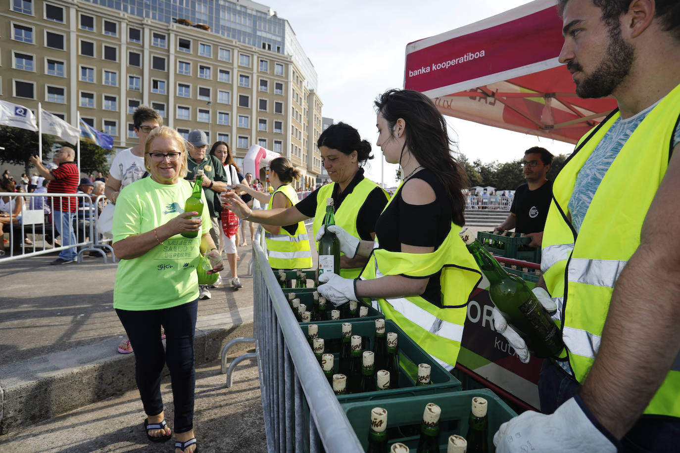 La playa de Poniente ha acogido un nuevo récord en una de las actividades más multitudinarias del verano gijonés.