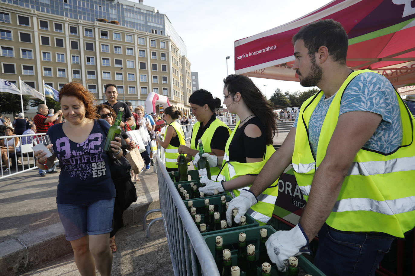 La playa de Poniente ha acogido un nuevo récord en una de las actividades más multitudinarias del verano gijonés.