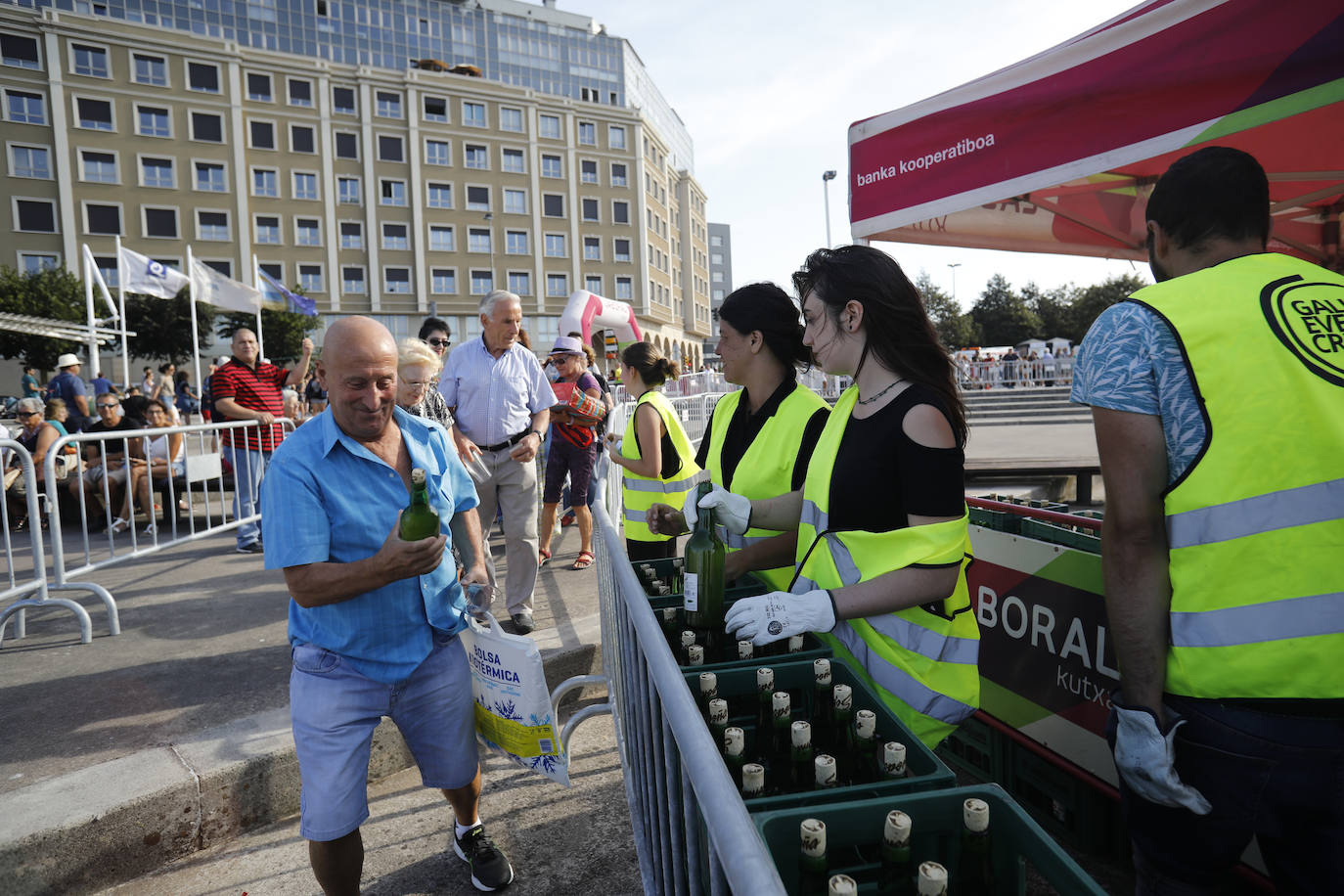 La playa de Poniente ha acogido un nuevo récord en una de las actividades más multitudinarias del verano gijonés.
