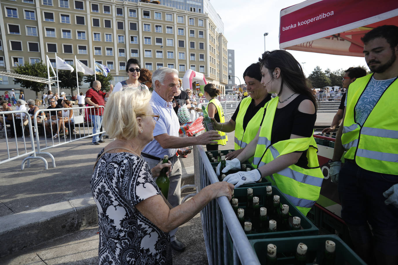 La playa de Poniente ha acogido un nuevo récord en una de las actividades más multitudinarias del verano gijonés.