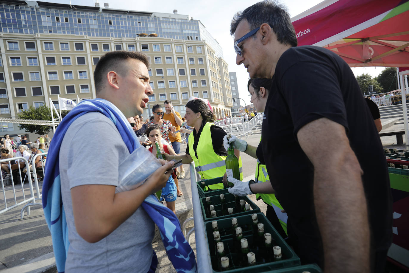 La playa de Poniente ha acogido un nuevo récord en una de las actividades más multitudinarias del verano gijonés.