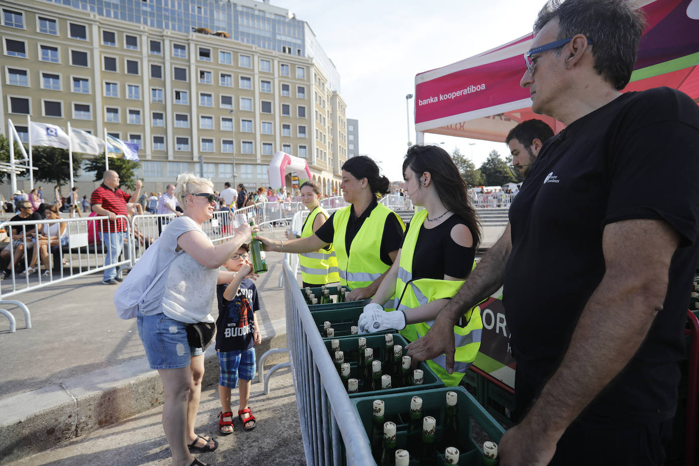 La playa de Poniente ha acogido un nuevo récord en una de las actividades más multitudinarias del verano gijonés.