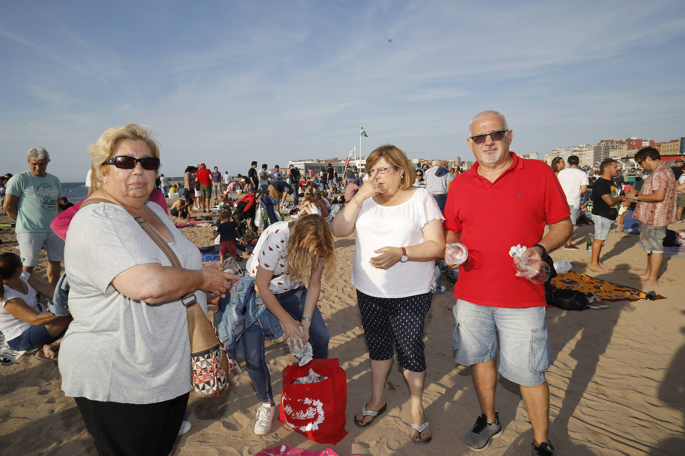 La playa de Poniente ha acogido un nuevo récord en una de las actividades más multitudinarias del verano gijonés.