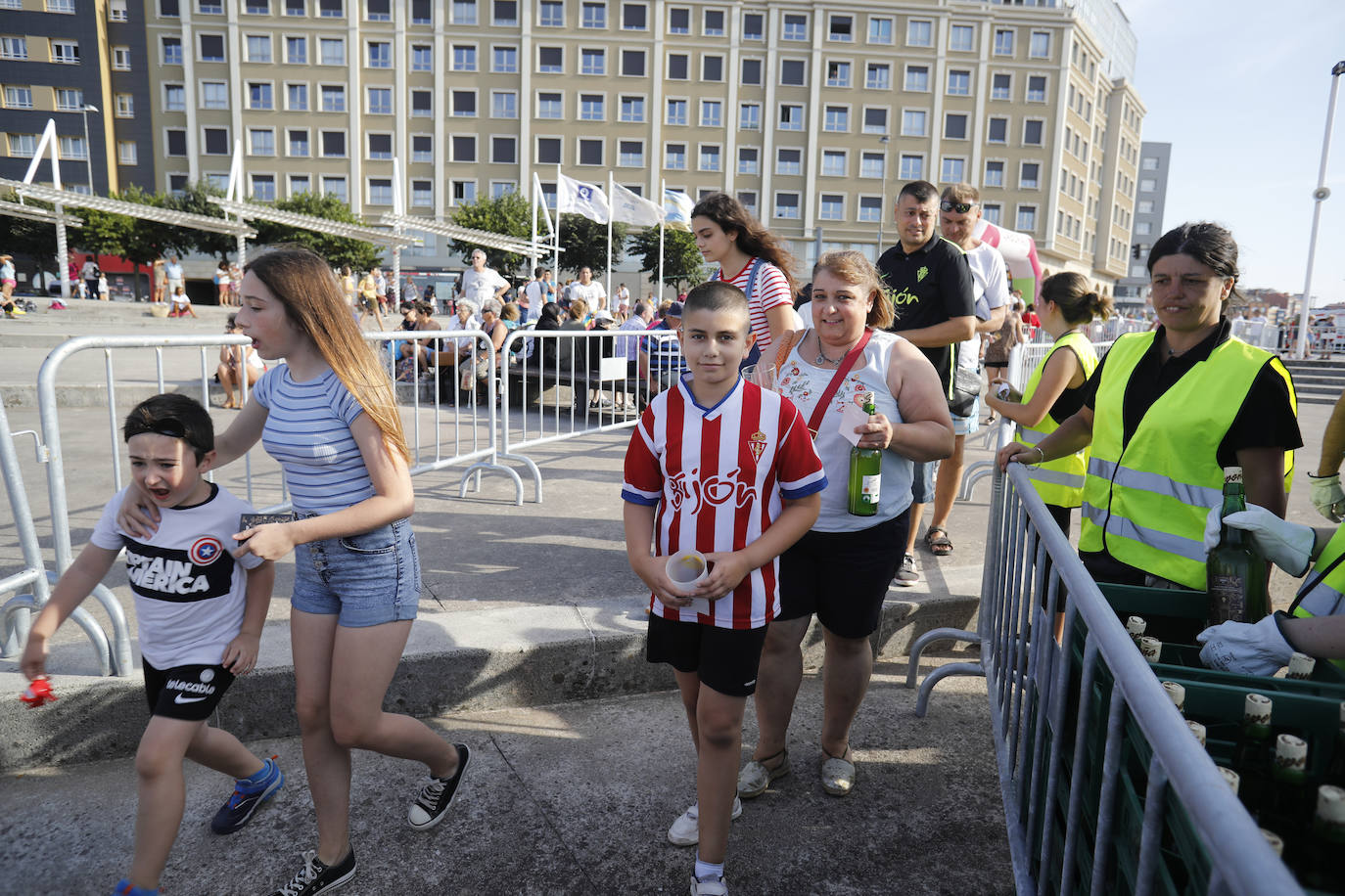La playa de Poniente ha acogido un nuevo récord en una de las actividades más multitudinarias del verano gijonés.