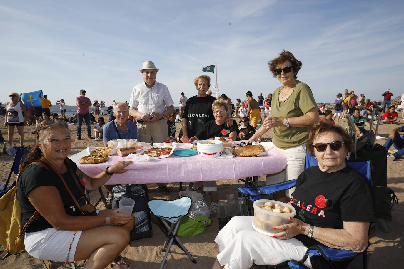 La playa de Poniente ha acogido un nuevo récord en una de las actividades más multitudinarias del verano gijonés.