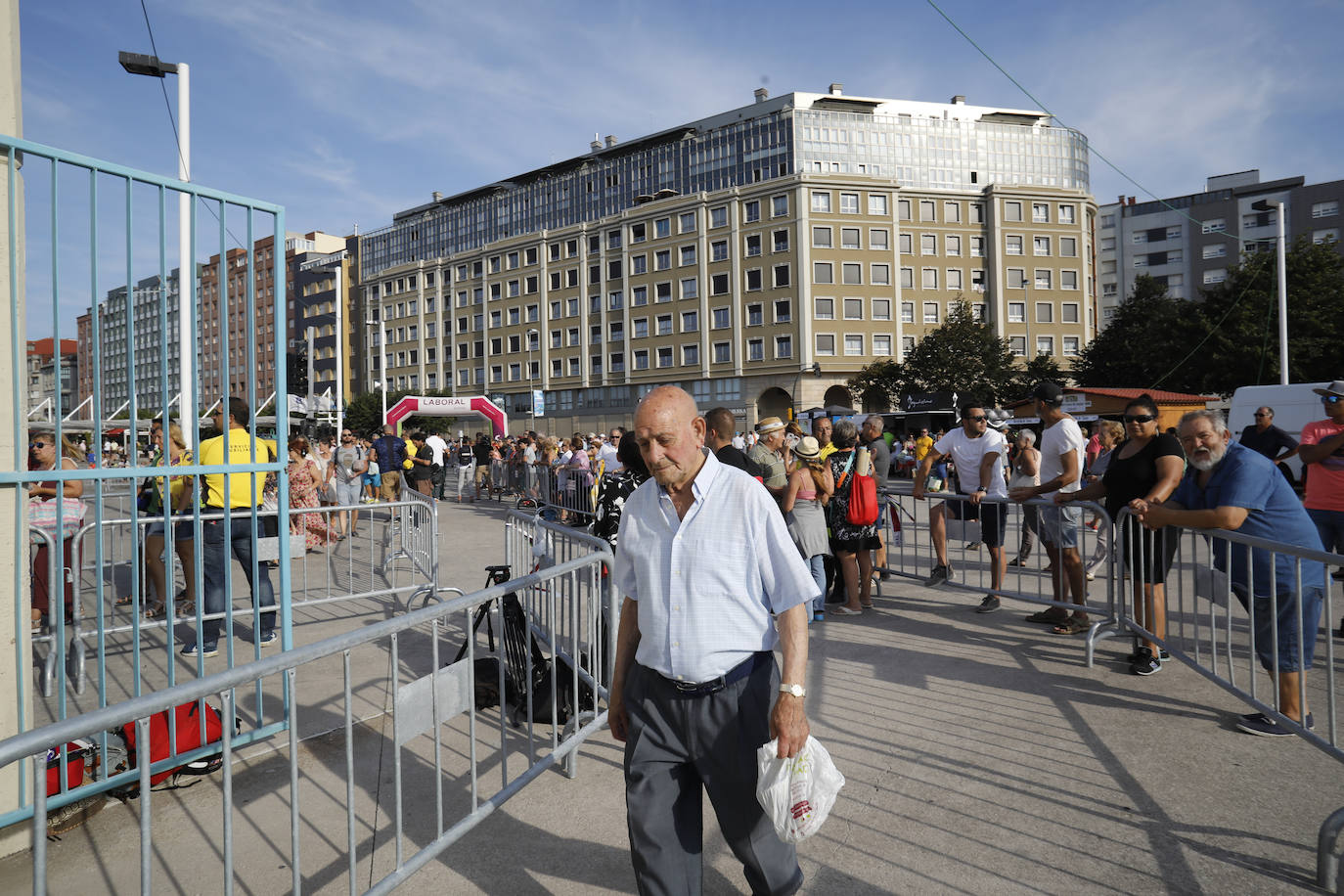 La playa de Poniente ha acogido un nuevo récord en una de las actividades más multitudinarias del verano gijonés.