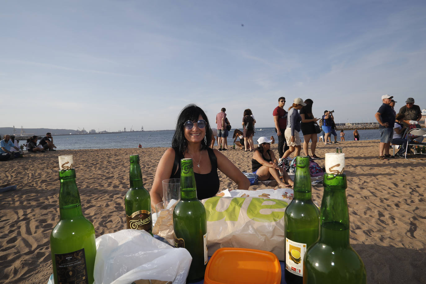 La playa de Poniente ha acogido un nuevo récord en una de las actividades más multitudinarias del verano gijonés.