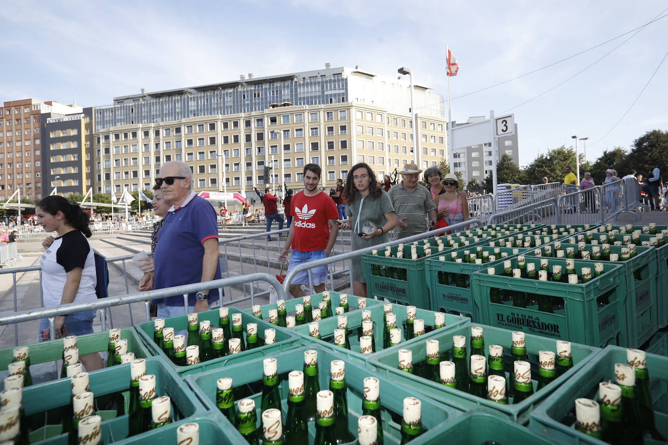 La playa de Poniente ha acogido un nuevo récord en una de las actividades más multitudinarias del verano gijonés.
