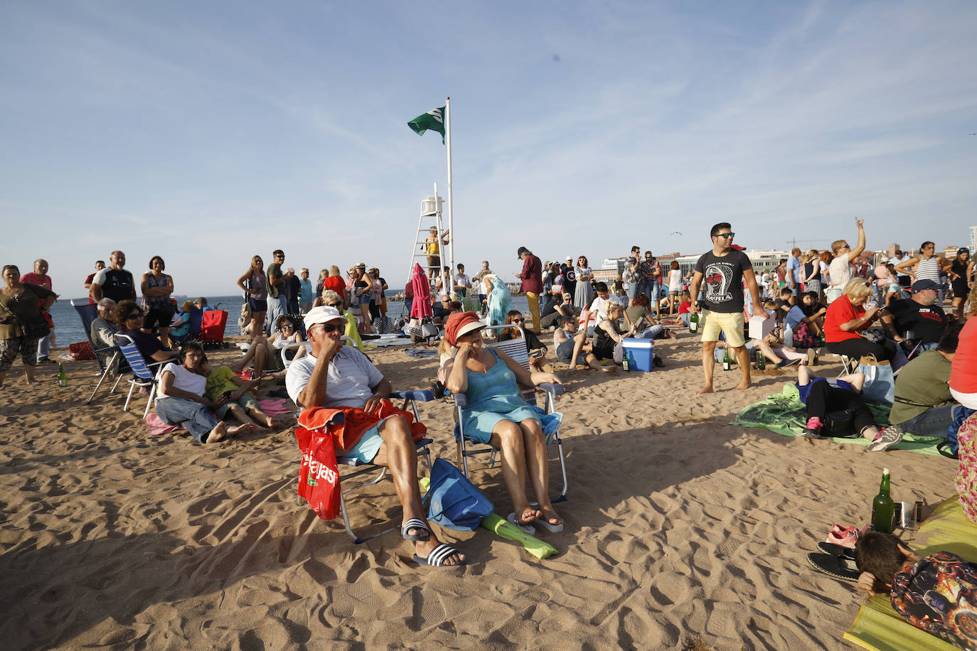 La playa de Poniente ha acogido un nuevo récord en una de las actividades más multitudinarias del verano gijonés.
