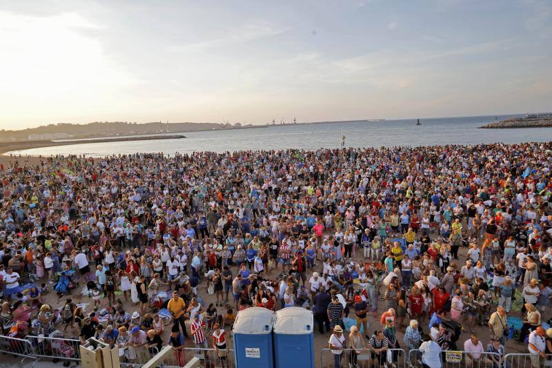 La playa de Poniente ha acogido un nuevo récord en una de las actividades más multitudinarias del verano gijonés