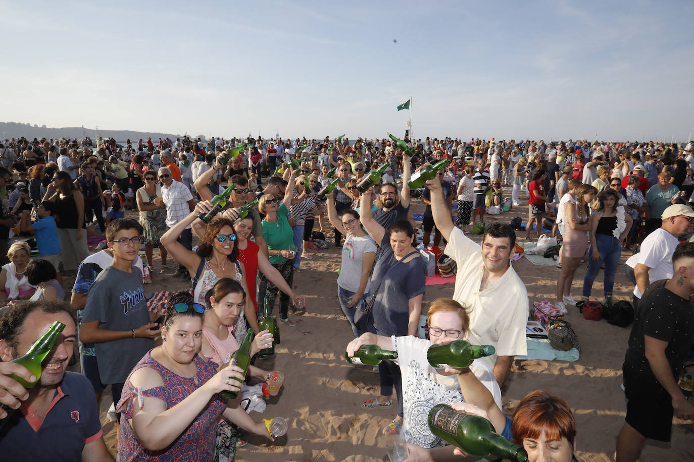 La playa de Poniente ha acogido un nuevo récord en una de las actividades más multitudinarias del verano gijonés