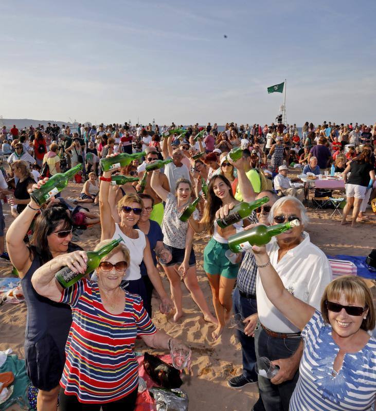 La playa de Poniente ha acogido un nuevo récord en una de las actividades más multitudinarias del verano gijonés