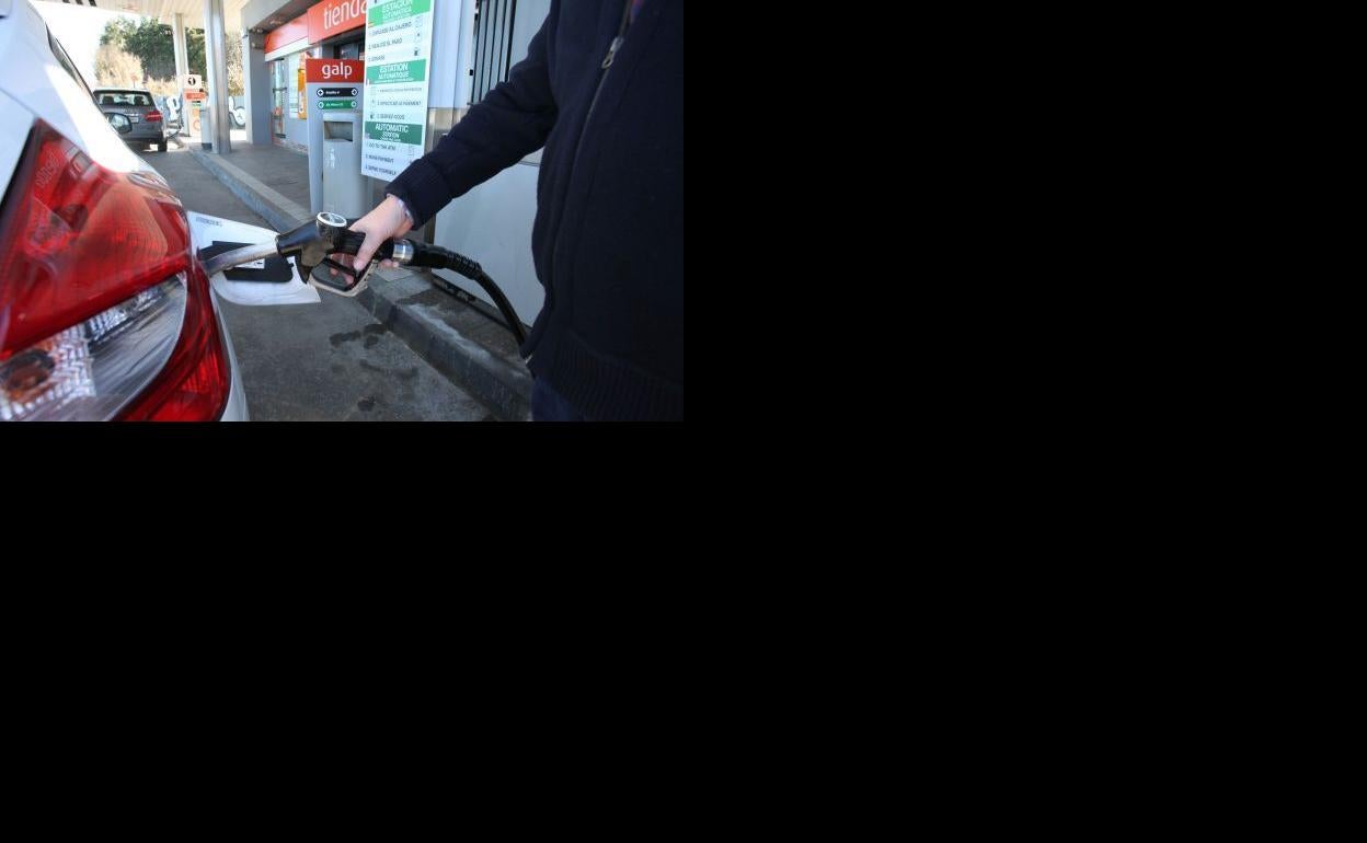 ¿Por qué unos coches repostan por la derecha y otros por la izquierda?