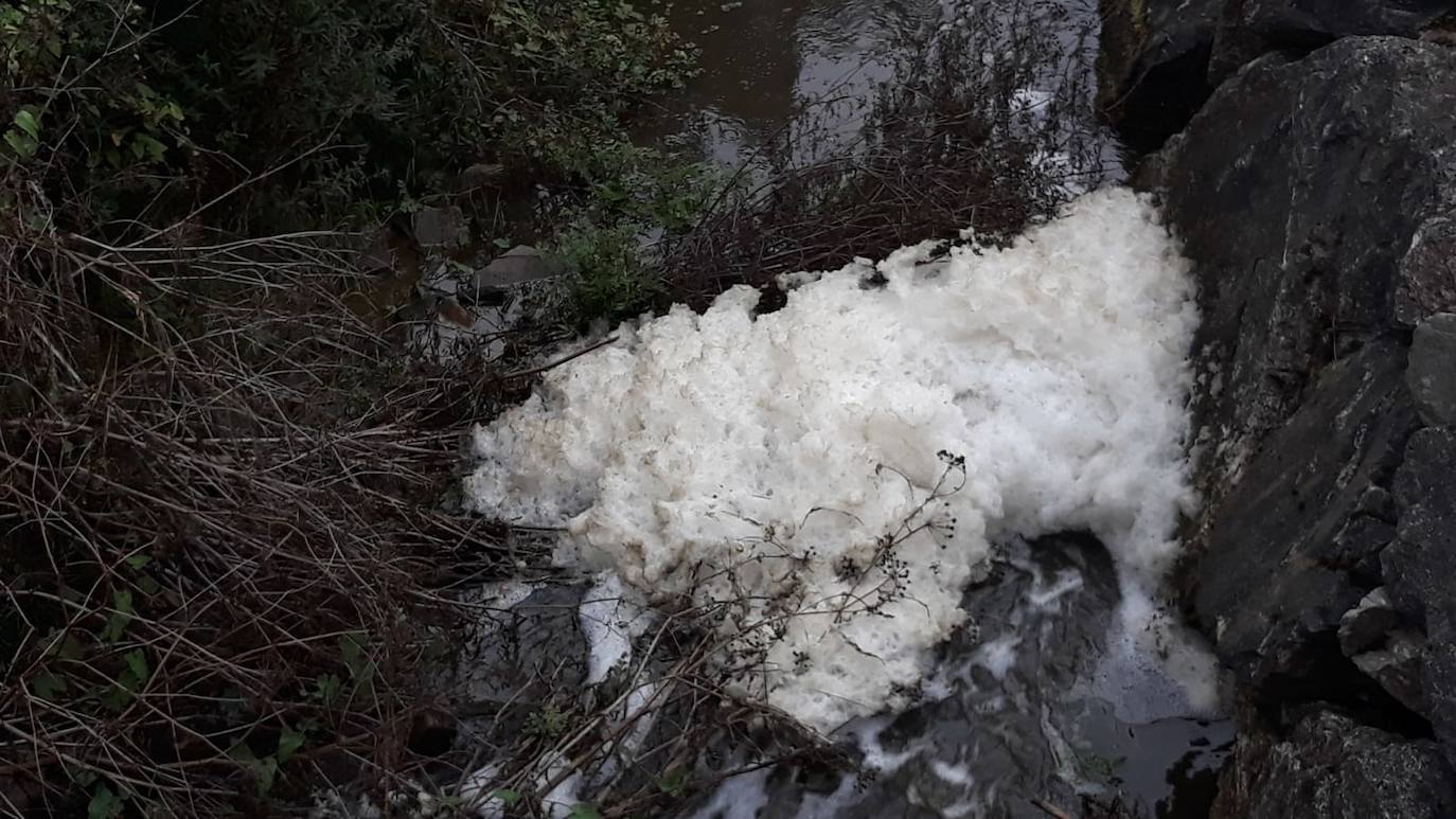 Un accidente en una ganadería de Guiar, en Vegadeo, ha puesto en alerta al Eo. Según las primeras informaciones, rompió una tubería en el foso donde se recogen los purines y se han vertido más de 400.000 litros sobre el río Ouria, que desemboca en el río Eo. 