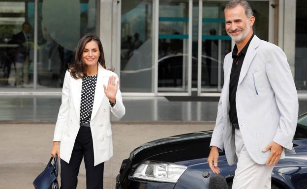 El rey Felipe VI y la reina Letizia, a su llegada este domingo al Hospital Clínico Quirón de Pozuelo de Alarcón para visitar al rey Juan Carlos. 