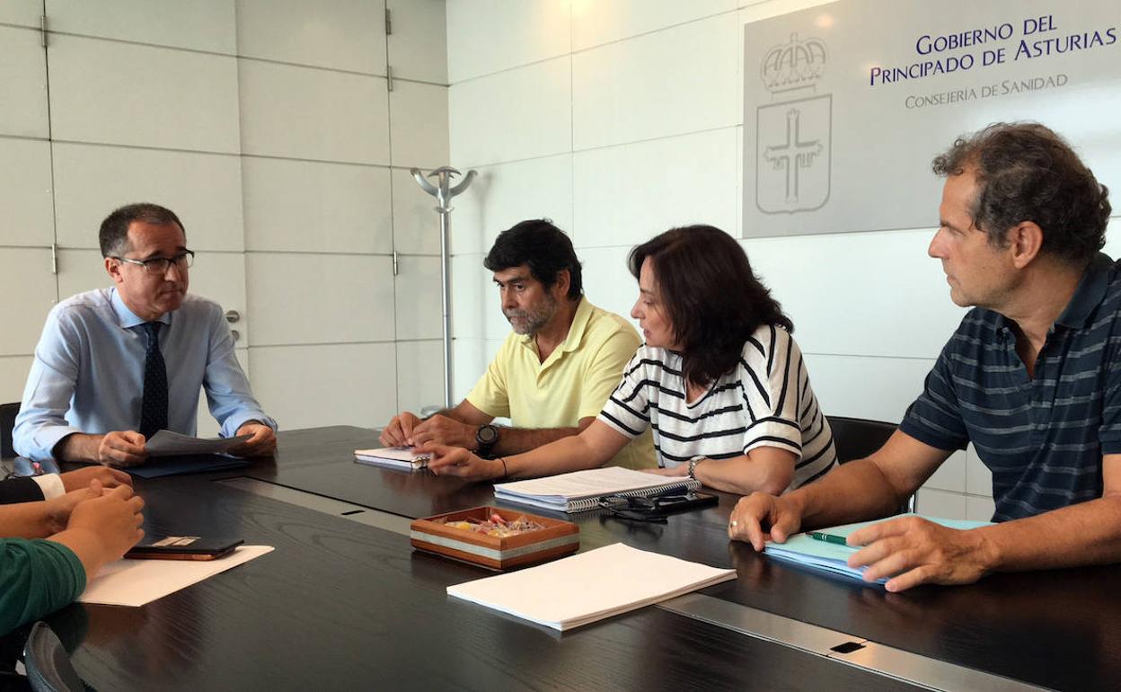 El consejero de salud, Pablo Fernández durante la reunión de esta mañana que ha confirmado que no se ha comercializado carne afectada por el brote de listeriosis. 