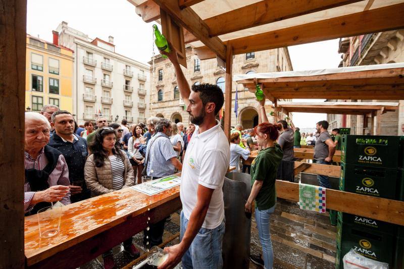 El llagarero maliayo Miguel Ángel Vigón se llevó este domingo los dos premios señeros, el 'Tonel de Oro' -otorgado por sus propios compañeros a toda una trayectoria profesional- y el 'Elogio de Oro', al mejor caldo del certamen -concedido por un jurado de expertos.