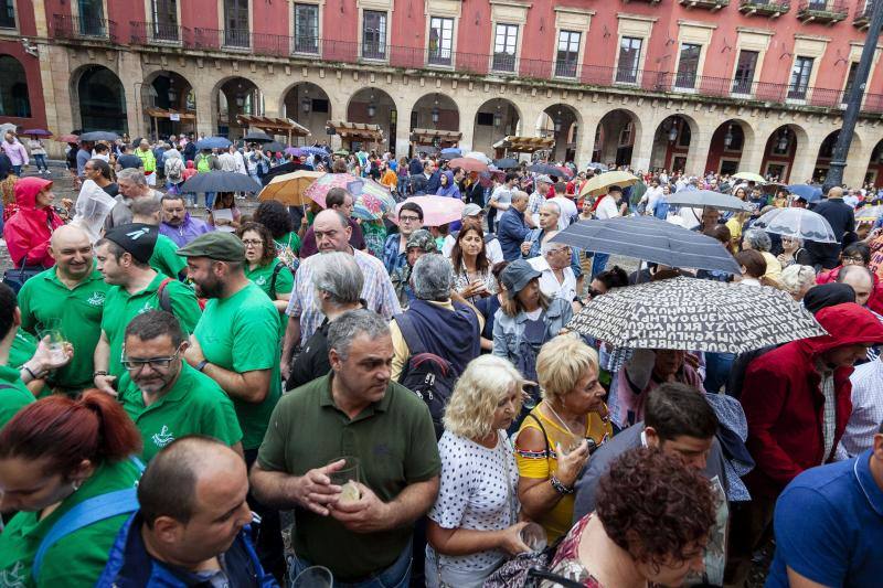 El llagarero maliayo Miguel Ángel Vigón se llevó este domingo los dos premios señeros, el 'Tonel de Oro' -otorgado por sus propios compañeros a toda una trayectoria profesional- y el 'Elogio de Oro', al mejor caldo del certamen -concedido por un jurado de expertos.