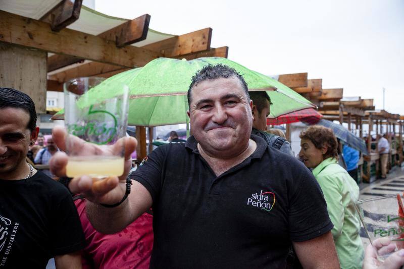 El llagarero maliayo Miguel Ángel Vigón se llevó este domingo los dos premios señeros, el 'Tonel de Oro' -otorgado por sus propios compañeros a toda una trayectoria profesional- y el 'Elogio de Oro', al mejor caldo del certamen -concedido por un jurado de expertos.