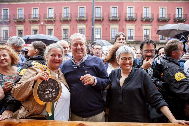 El llagarero maliayo Miguel Ángel Vigón se llevó este domingo los dos premios señeros, el 'Tonel de Oro' -otorgado por sus propios compañeros a toda una trayectoria profesional- y el 'Elogio de Oro', al mejor caldo del certamen -concedido por un jurado de expertos.