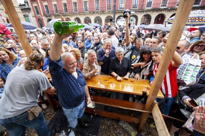 El llagarero maliayo Miguel Ángel Vigón se llevó este domingo los dos premios señeros, el 'Tonel de Oro' -otorgado por sus propios compañeros a toda una trayectoria profesional- y el 'Elogio de Oro', al mejor caldo del certamen -concedido por un jurado de expertos.
