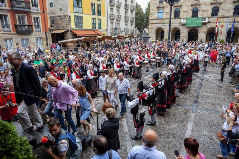 El llagarero maliayo Miguel Ángel Vigón se llevó este domingo los dos premios señeros, el 'Tonel de Oro' -otorgado por sus propios compañeros a toda una trayectoria profesional- y el 'Elogio de Oro', al mejor caldo del certamen -concedido por un jurado de expertos.