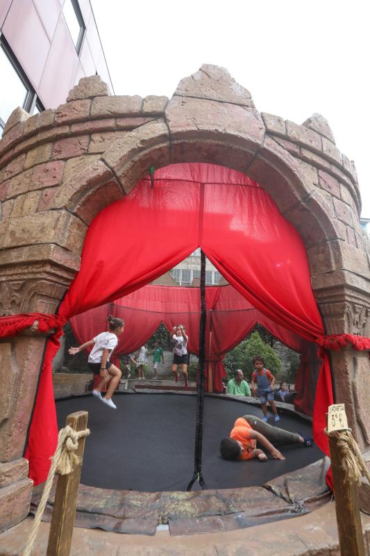 El Mercado Medieval de San Agustín reúne más de cien puestos de venta y gastronomía, atracciones infantiles y espectáculos de animación de calle.