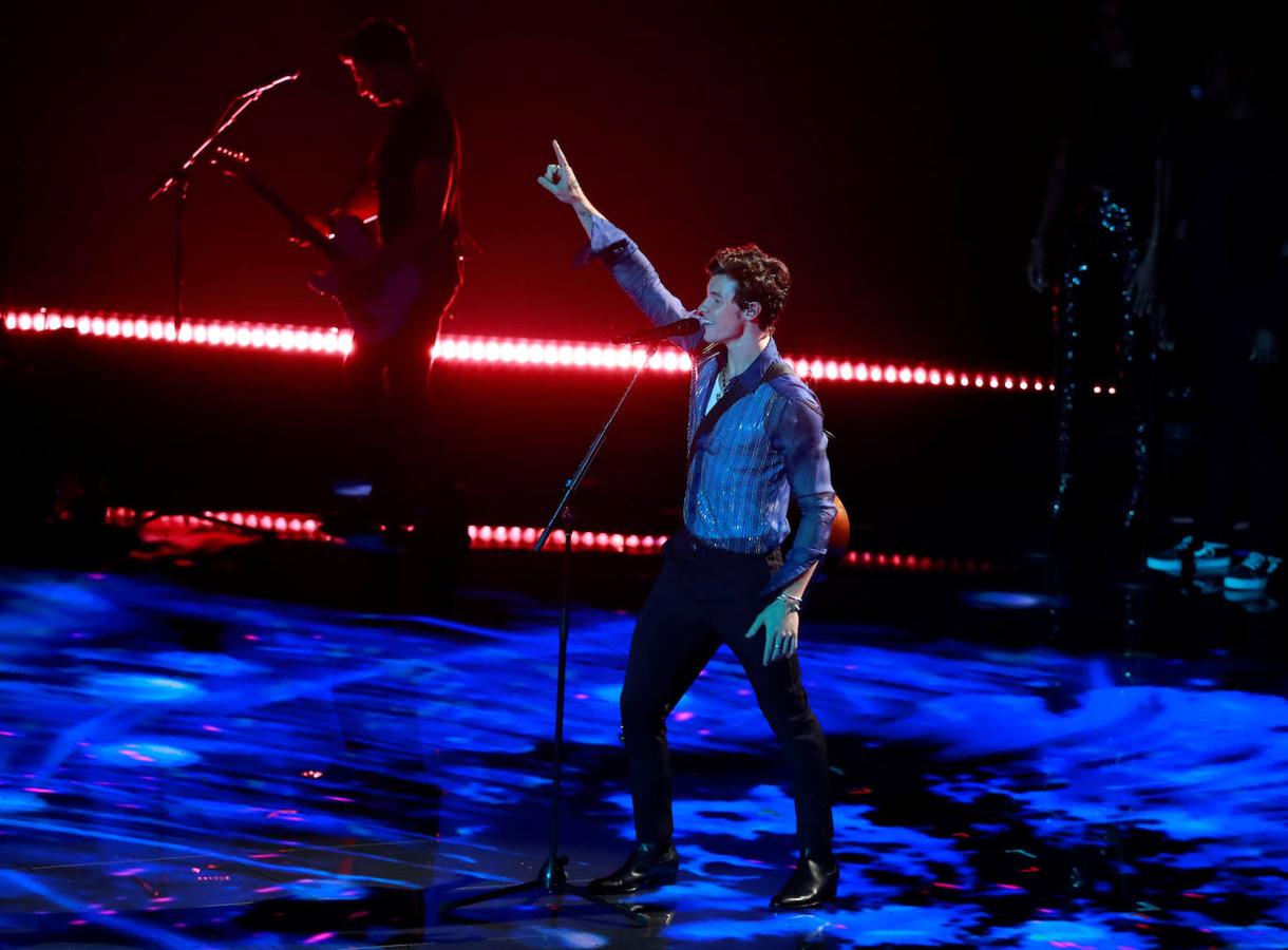 El cantante Shawn Mendez durante su actuación.