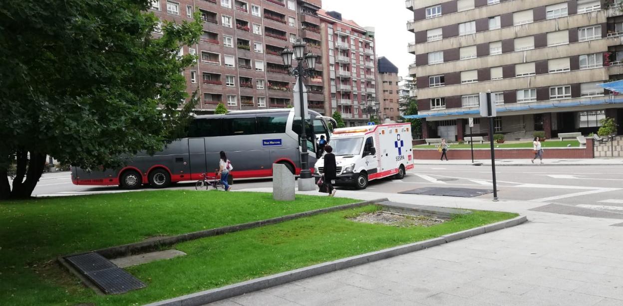 El autobús junto a la bicicleta y la UVI móvil en el lugar del accidente. 