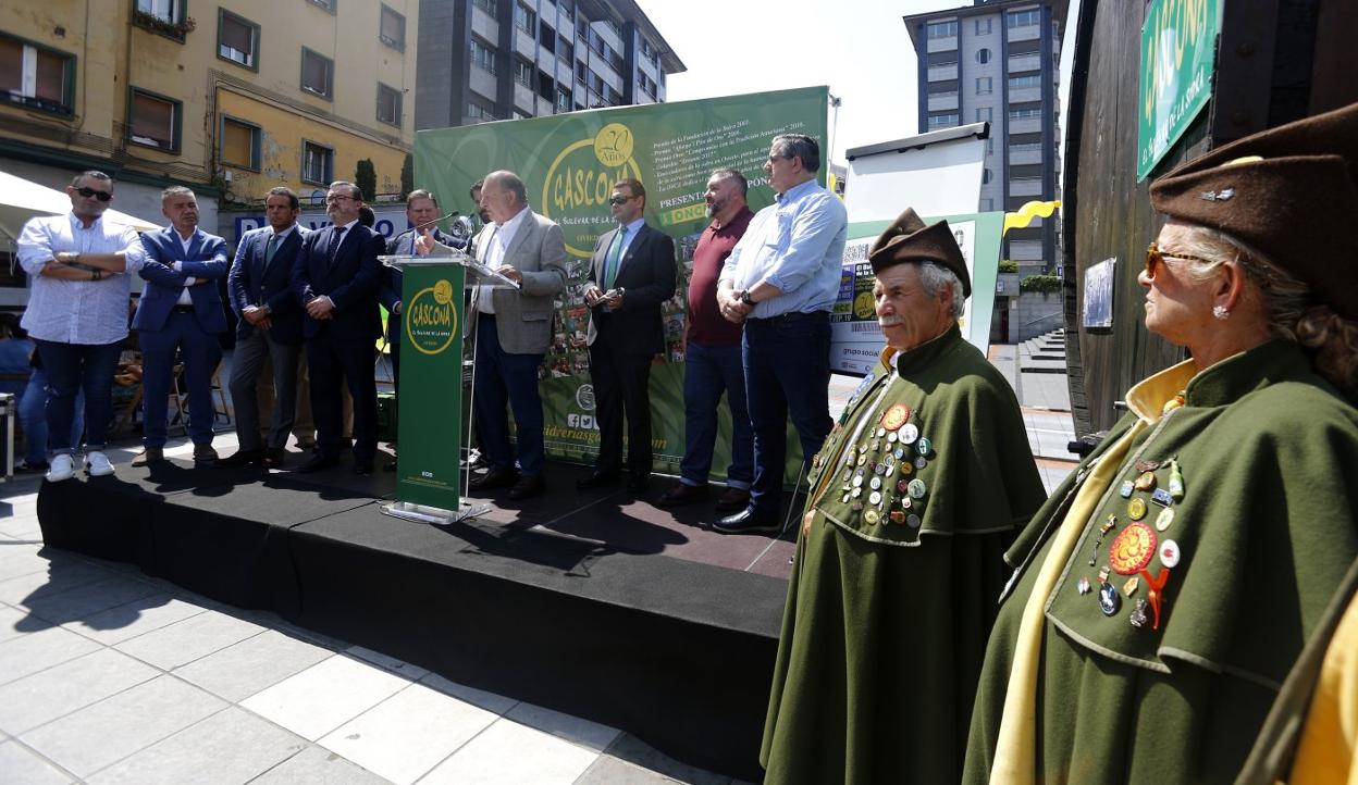 Hosteleros y autoridades, ayer, durante el acto de presentación del cupón de Gascona, en el Bulevar de la Sidra. 