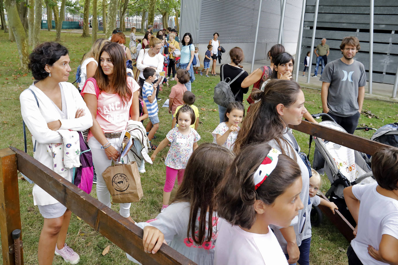 Las Mestas vive de nuevo el Concurso Hípico más importante del verano en España, que mantiene el carácter de oficial y que llega ya a los 77 años de vida. Emoción, saltos, galopes y 5 días por delante para cerrar el verano con un fin de semana de gran altura en Gijón.
