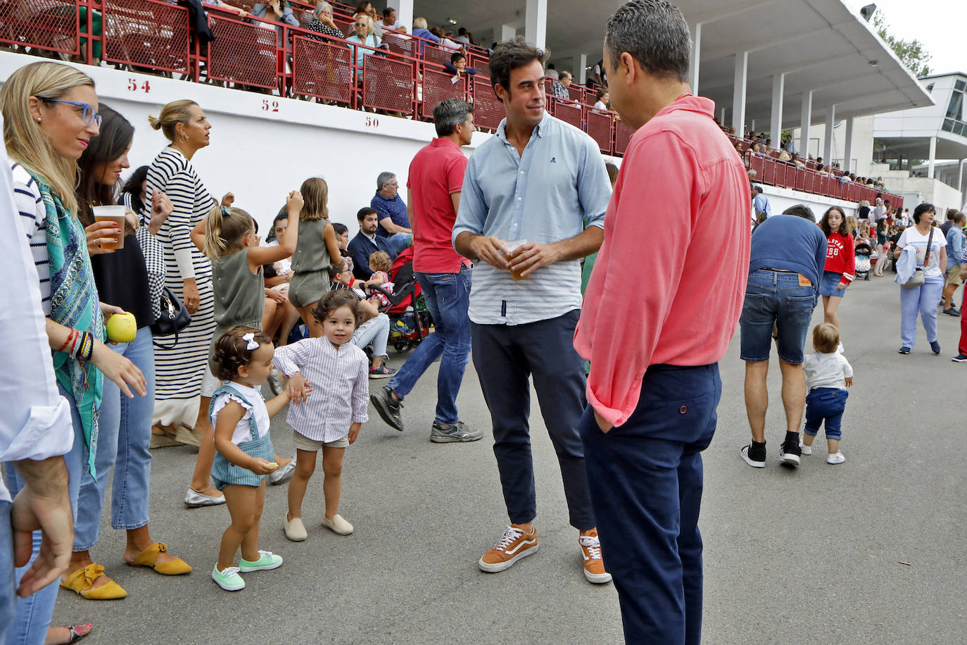 Las Mestas vive de nuevo el Concurso Hípico más importante del verano en España, que mantiene el carácter de oficial y que llega ya a los 77 años de vida. Emoción, saltos, galopes y 5 días por delante para cerrar el verano con un fin de semana de gran altura en Gijón.