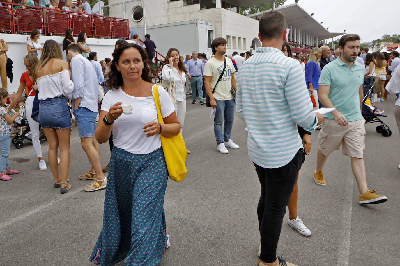 Las Mestas vive de nuevo el Concurso Hípico más importante del verano en España, que mantiene el carácter de oficial y que llega ya a los 77 años de vida. Emoción, saltos, galopes y 5 días por delante para cerrar el verano con un fin de semana de gran altura en Gijón.