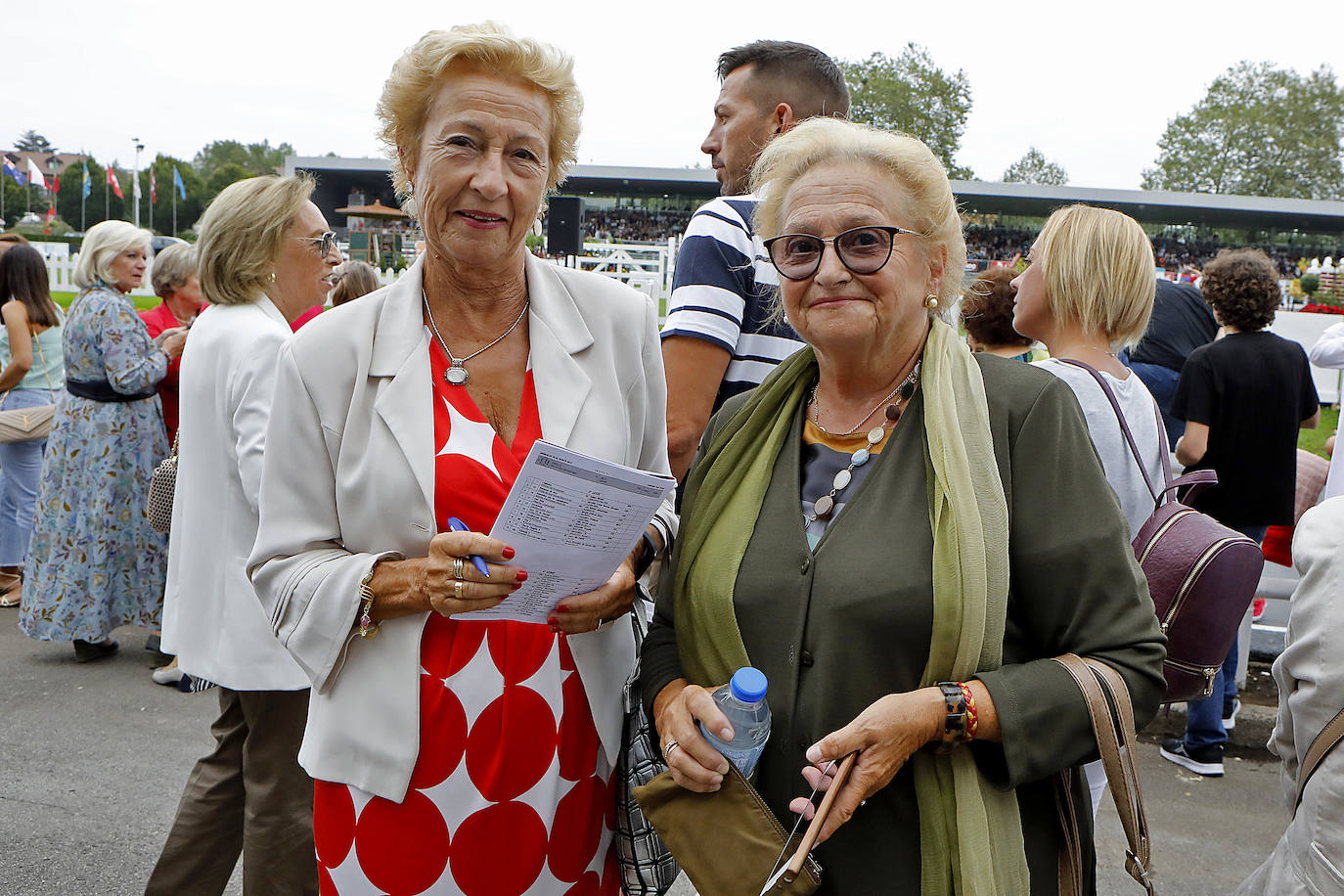 Las Mestas vive de nuevo el Concurso Hípico más importante del verano en España, que mantiene el carácter de oficial y que llega ya a los 77 años de vida. Emoción, saltos, galopes y 5 días por delante para cerrar el verano con un fin de semana de gran altura en Gijón.