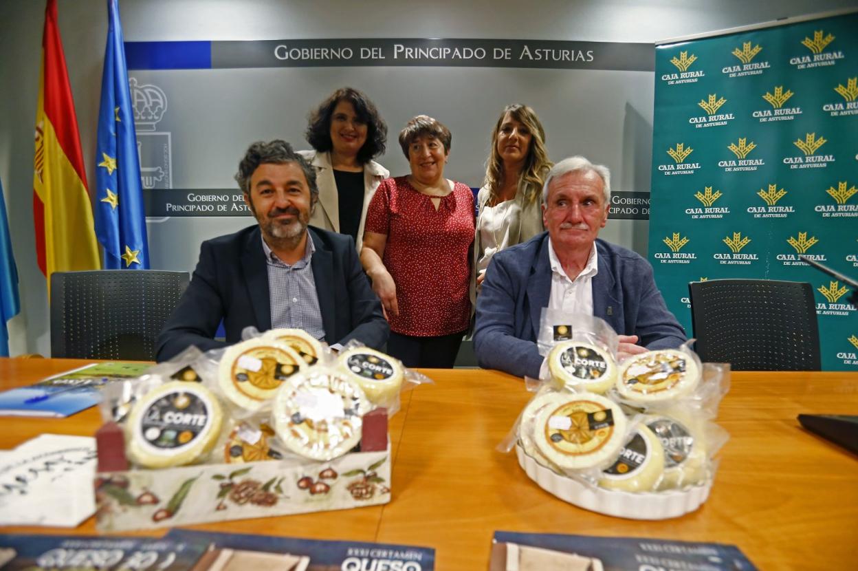 Autoridades y elaboradores, en Oviedo, en la presentación del certamen del sábado. 