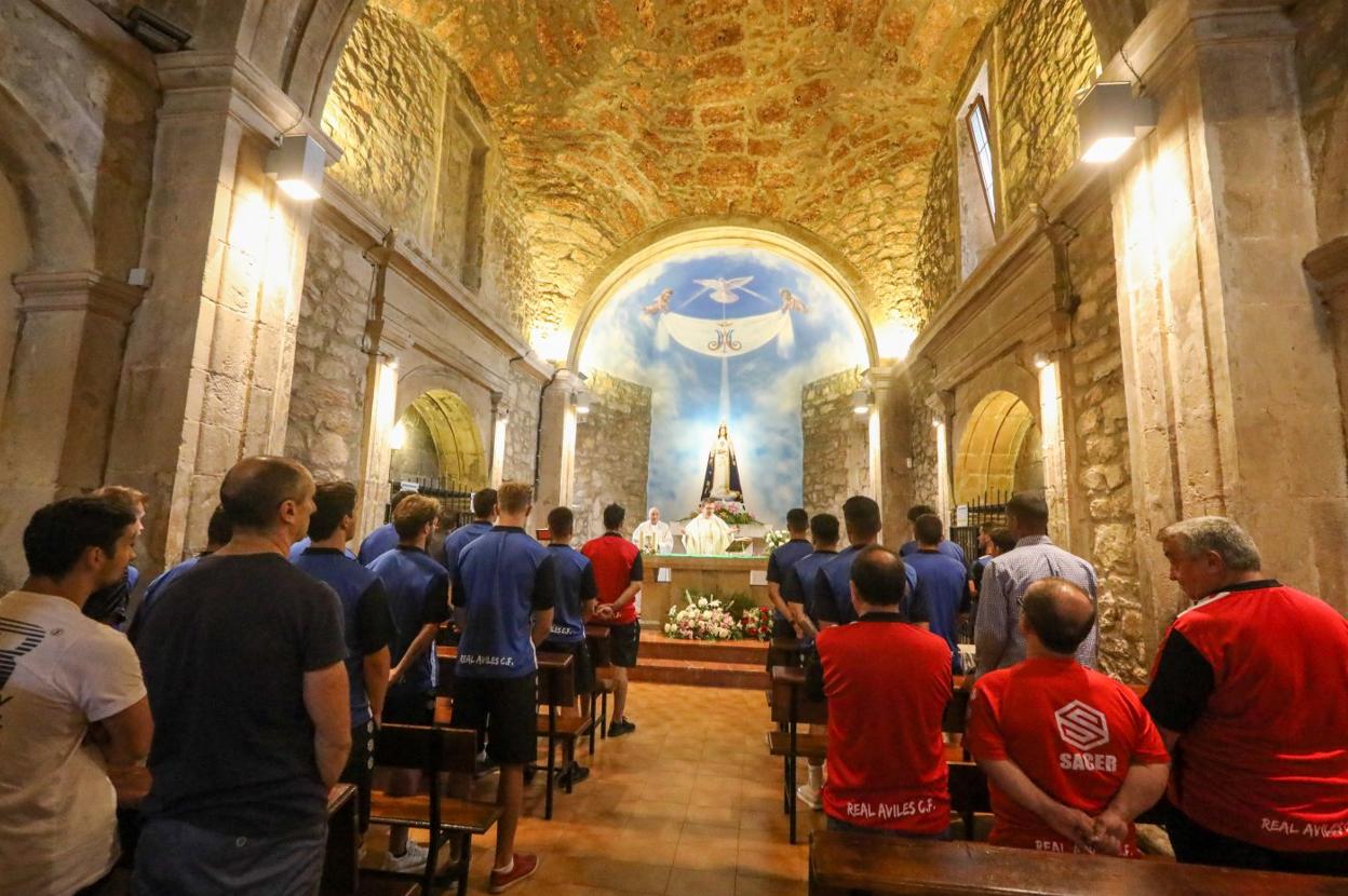 Jugadores y técnicos, en el interior del templo durante la ceremonia religiosa.