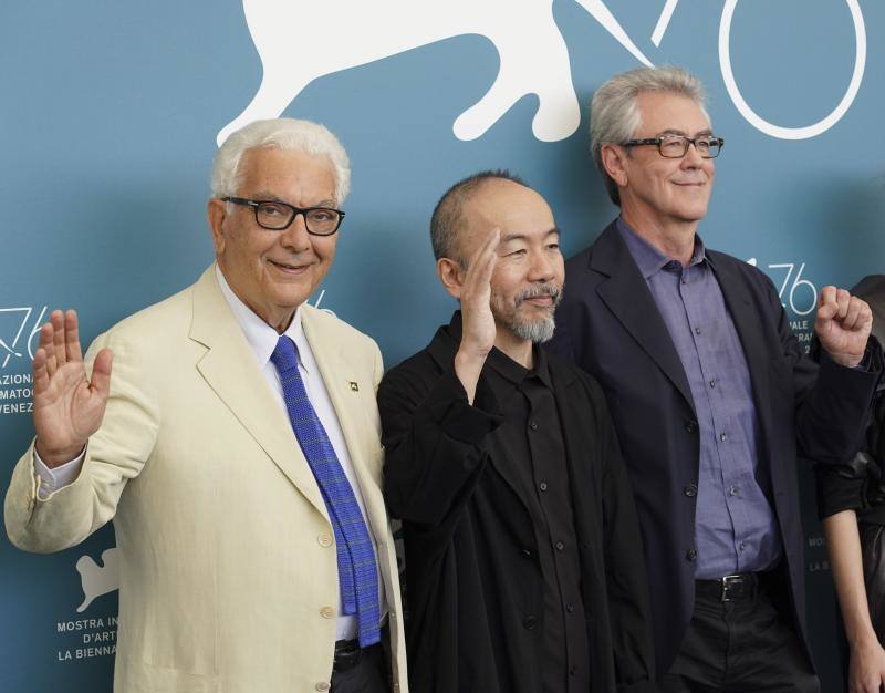 El director japonés Hirokazu Kore-eda ha hecho coincidir por primera vez en sus dilatadas carreras a Catherine Deneuve y Juliette Binoche, dos iconos del cine francés, en «La verité», la cinta que abrió este miércoles la competición oficial de la 76 Mostra de Venecia.