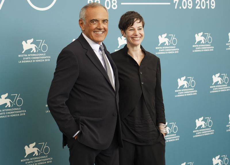 El director japonés Hirokazu Kore-eda ha hecho coincidir por primera vez en sus dilatadas carreras a Catherine Deneuve y Juliette Binoche, dos iconos del cine francés, en «La verité», la cinta que abrió este miércoles la competición oficial de la 76 Mostra de Venecia.