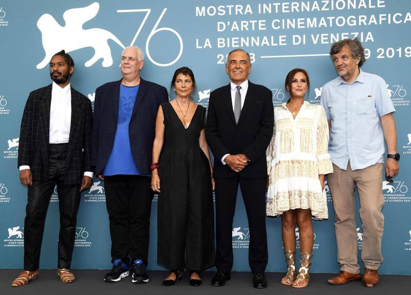El director japonés Hirokazu Kore-eda ha hecho coincidir por primera vez en sus dilatadas carreras a Catherine Deneuve y Juliette Binoche, dos iconos del cine francés, en «La verité», la cinta que abrió este miércoles la competición oficial de la 76 Mostra de Venecia.