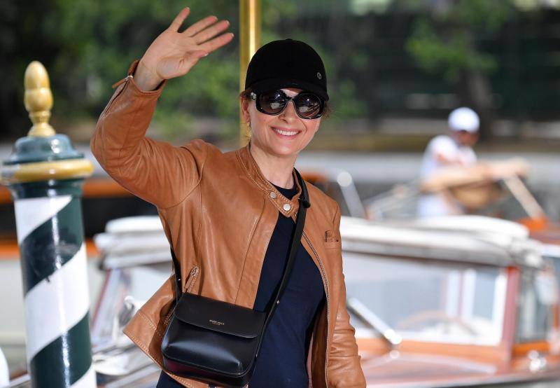 El director japonés Hirokazu Kore-eda ha hecho coincidir por primera vez en sus dilatadas carreras a Catherine Deneuve y Juliette Binoche, dos iconos del cine francés, en «La verité», la cinta que abrió este miércoles la competición oficial de la 76 Mostra de Venecia.