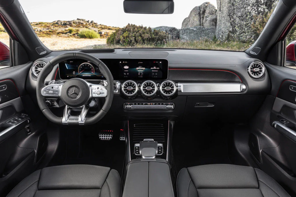 La familia del SUV compacto de Mercedes se amplía con la versión AMG. Más deportiva tanto por detalles de diseño como por un motor que supera los 300 caballos de potencia.
