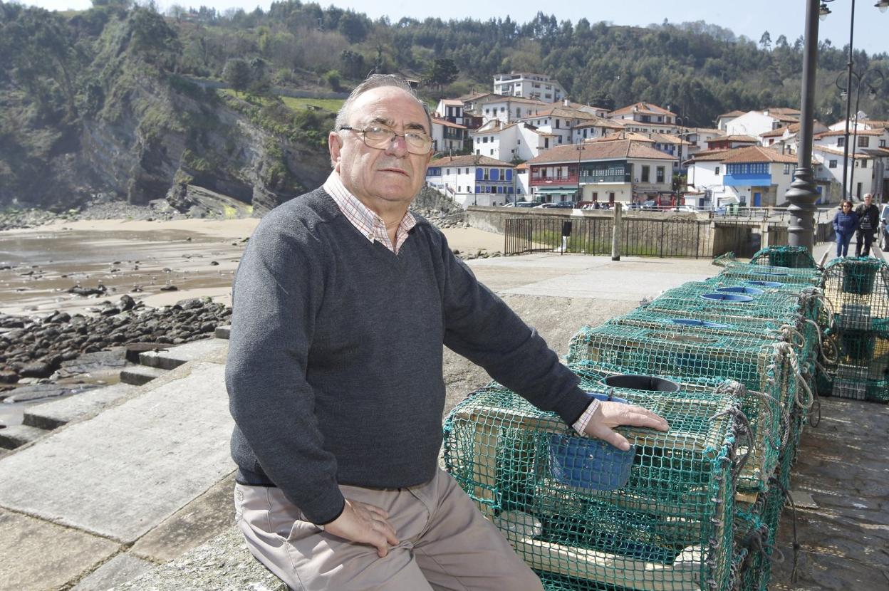 Dimas García, en el puerto de Tazones. 
