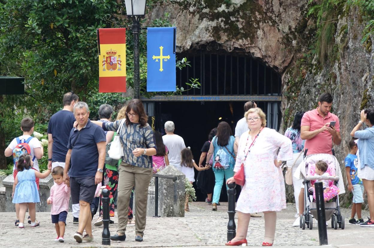 Las banderas ya se dejan ver en el Real Sitio de Covadonga. 