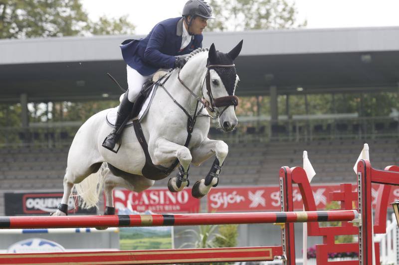 Abrió la 2ª jornada del CSIO un trofeo con la velocidad como protagonista y tras una interesante pugna por el liderato, el irlandés Alexander Butler a lomos de «Dekato» repitió victoria en el verde de Las Mestas con un registro imbatible de 31,52 en la 2ª fase. Mientras que el binomio formado por el jinete colombiano Nicolás Toro y 'Zinedine Zidane Z', al registrar una marca de 32,62 segundos, se adjudicaron el trofeo correspondiente a la competición de caballos jóvenes de este jueves.