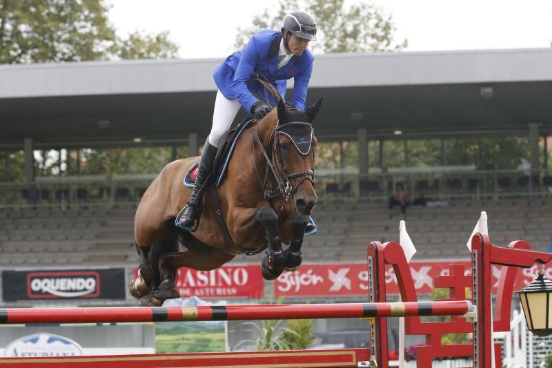 Abrió la 2ª jornada del CSIO un trofeo con la velocidad como protagonista y tras una interesante pugna por el liderato, el irlandés Alexander Butler a lomos de «Dekato» repitió victoria en el verde de Las Mestas con un registro imbatible de 31,52 en la 2ª fase. Mientras que el binomio formado por el jinete colombiano Nicolás Toro y 'Zinedine Zidane Z', al registrar una marca de 32,62 segundos, se adjudicaron el trofeo correspondiente a la competición de caballos jóvenes de este jueves.