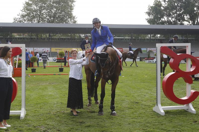 Abrió la 2ª jornada del CSIO un trofeo con la velocidad como protagonista y tras una interesante pugna por el liderato, el irlandés Alexander Butler a lomos de «Dekato» repitió victoria en el verde de Las Mestas con un registro imbatible de 31,52 en la 2ª fase. Mientras que el binomio formado por el jinete colombiano Nicolás Toro y 'Zinedine Zidane Z', al registrar una marca de 32,62 segundos, se adjudicaron el trofeo correspondiente a la competición de caballos jóvenes de este jueves.