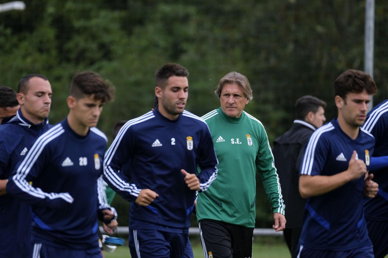 Sergio Egea observa el entrenamiento de sus futbolistas, en la sesión de ayer, en El Requexón. 