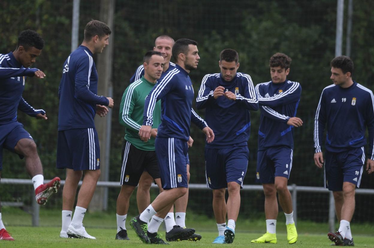 Joselu y Diegue se cruzan durante un ejercicio en el entrenamiento de ayer. 